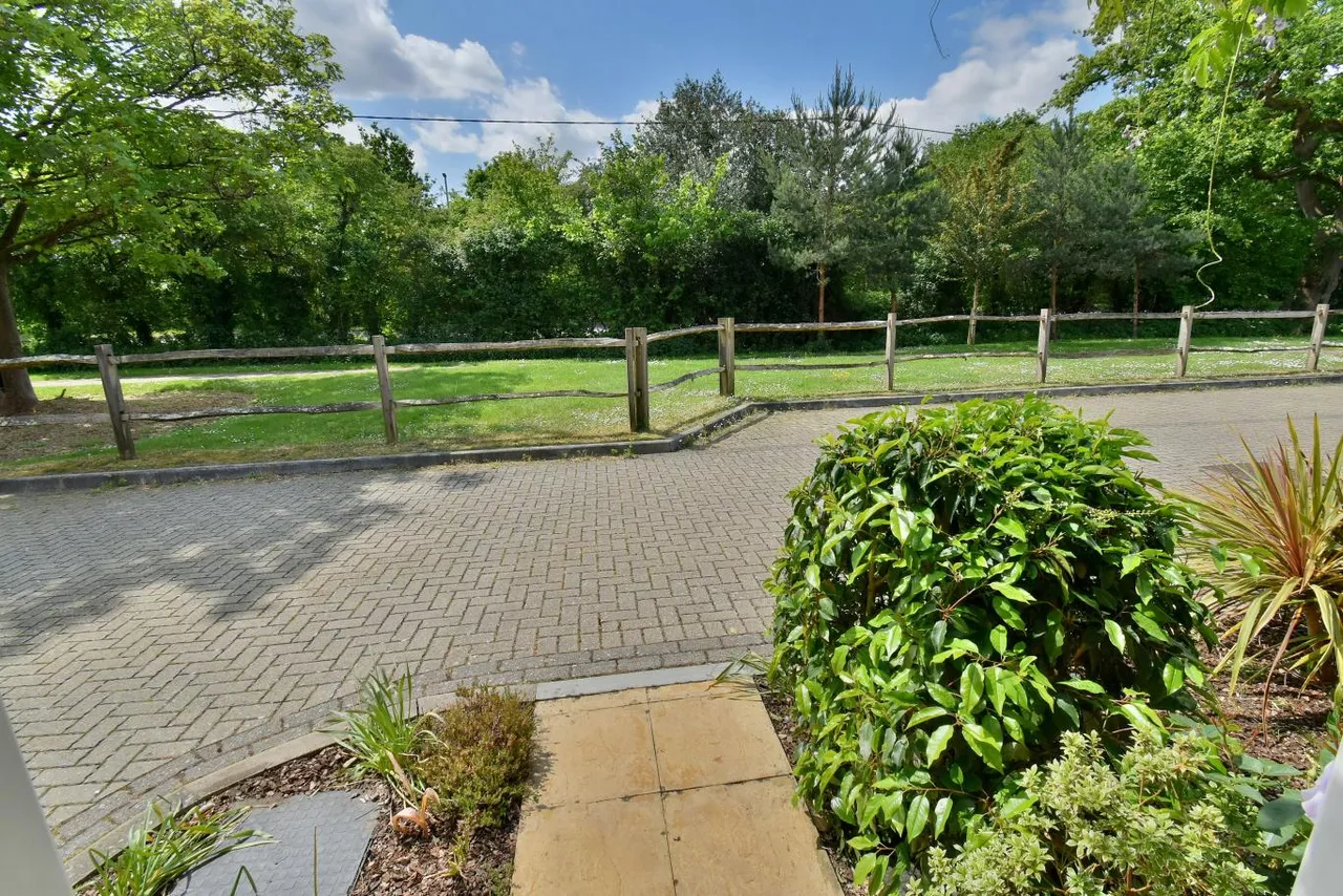 Coppins Close, BH22, photo 21