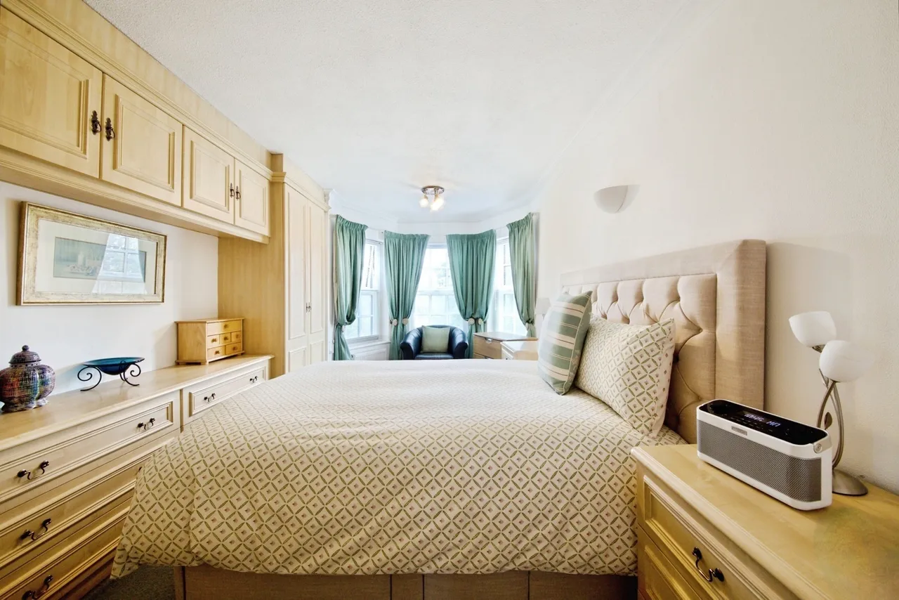 High Street, Southgate, London, N14, photo 14