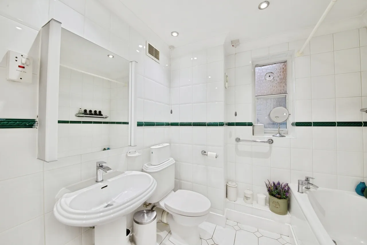 High Street, Southgate, London, N14, photo 13