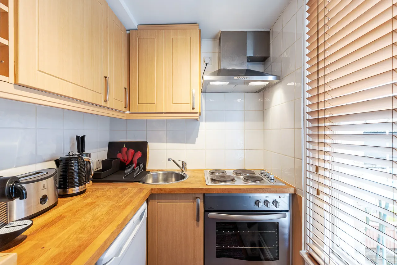 Flat 2, 137 Earls Court Road, London, photo 2