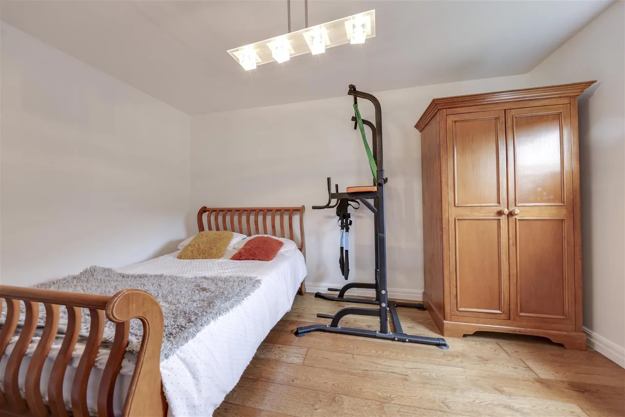 Bed Detached & 2 Bed Self-Contained Annexe, photo 32