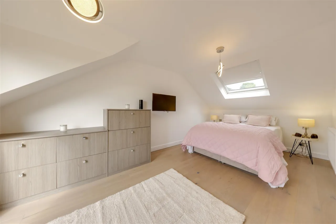 Bed Detached & 2 Bed Self-Contained Annexe, photo 40