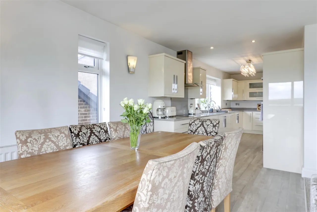 Bed Detached & 2 Bed Self-Contained Annexe, photo 17