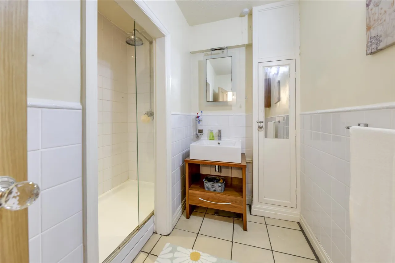 Bed Detached & 2 Bed Self-Contained Annexe, photo 31