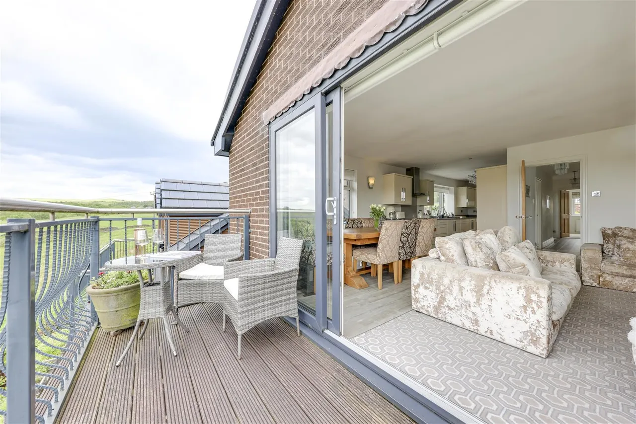 Bed Detached & 2 Bed Self-Contained Annexe, photo 14