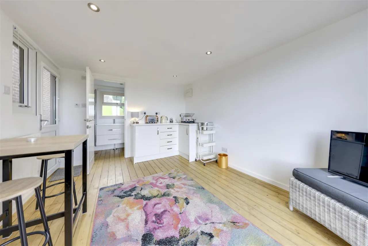 Bed Detached & 2 Bed Self-Contained Annexe, photo 47