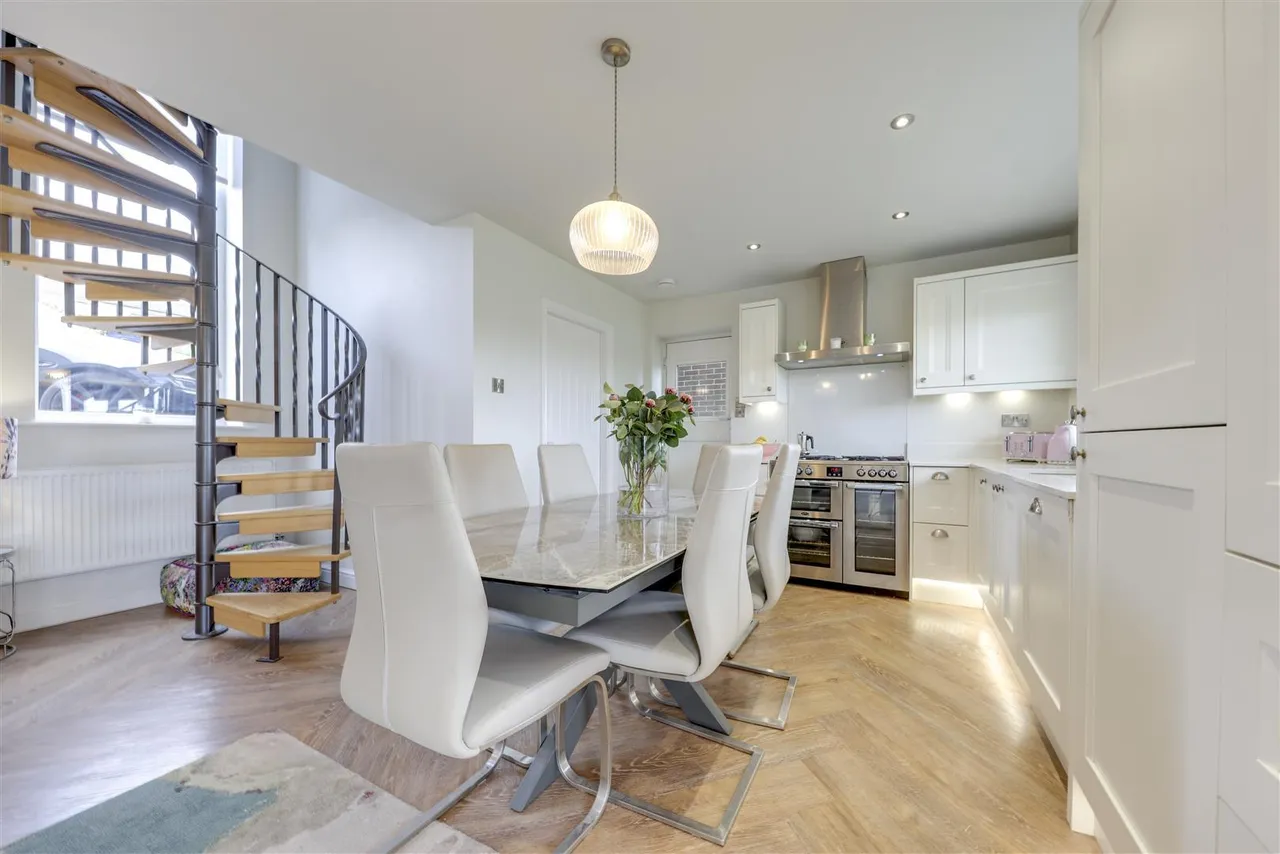 Bed Detached & 2 Bed Self-Contained Annexe, photo 38