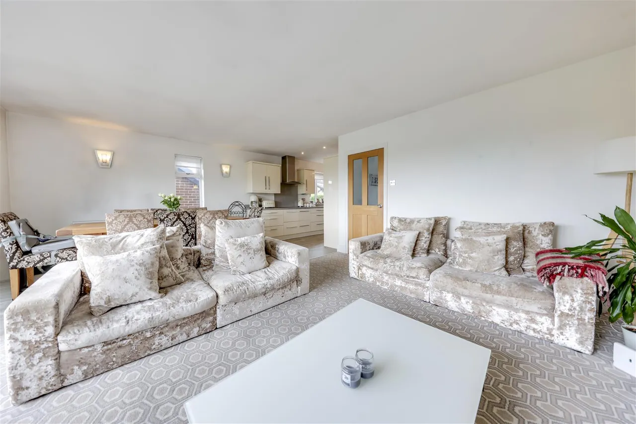 Bed Detached & 2 Bed Self-Contained Annexe, photo 13