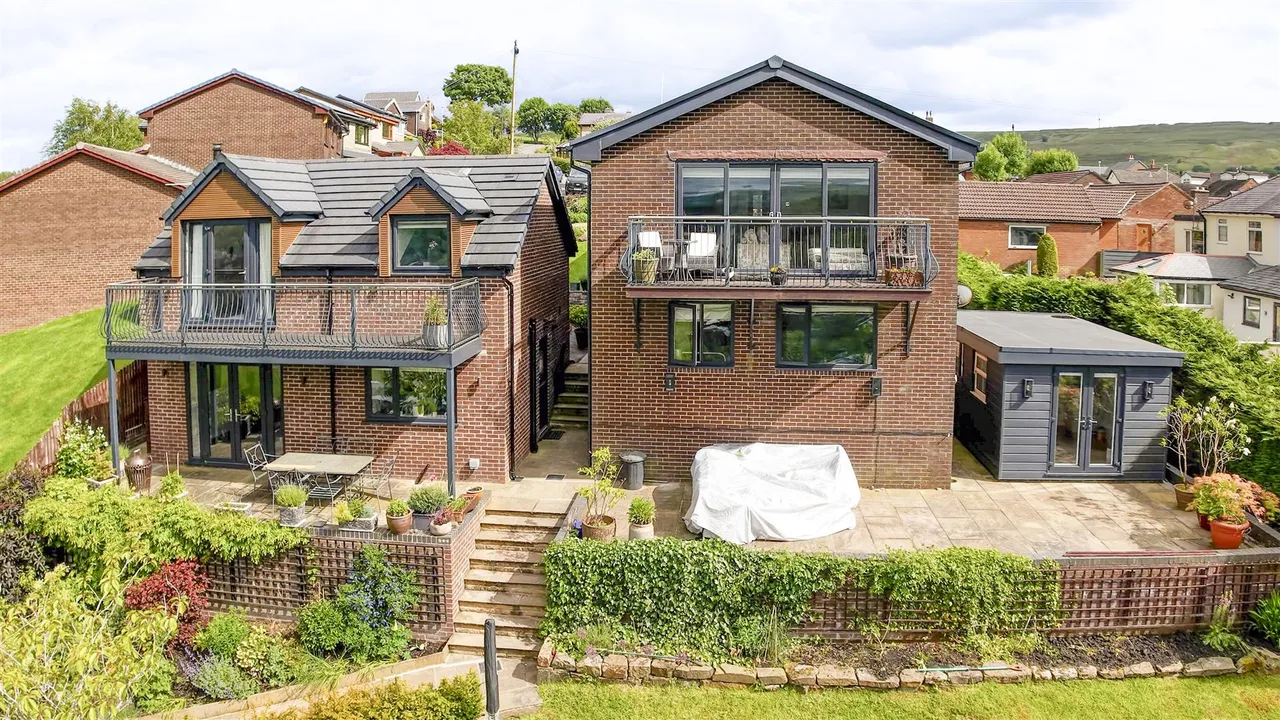 Bed Detached & 2 Bed Self-Contained Annexe, photo 2
