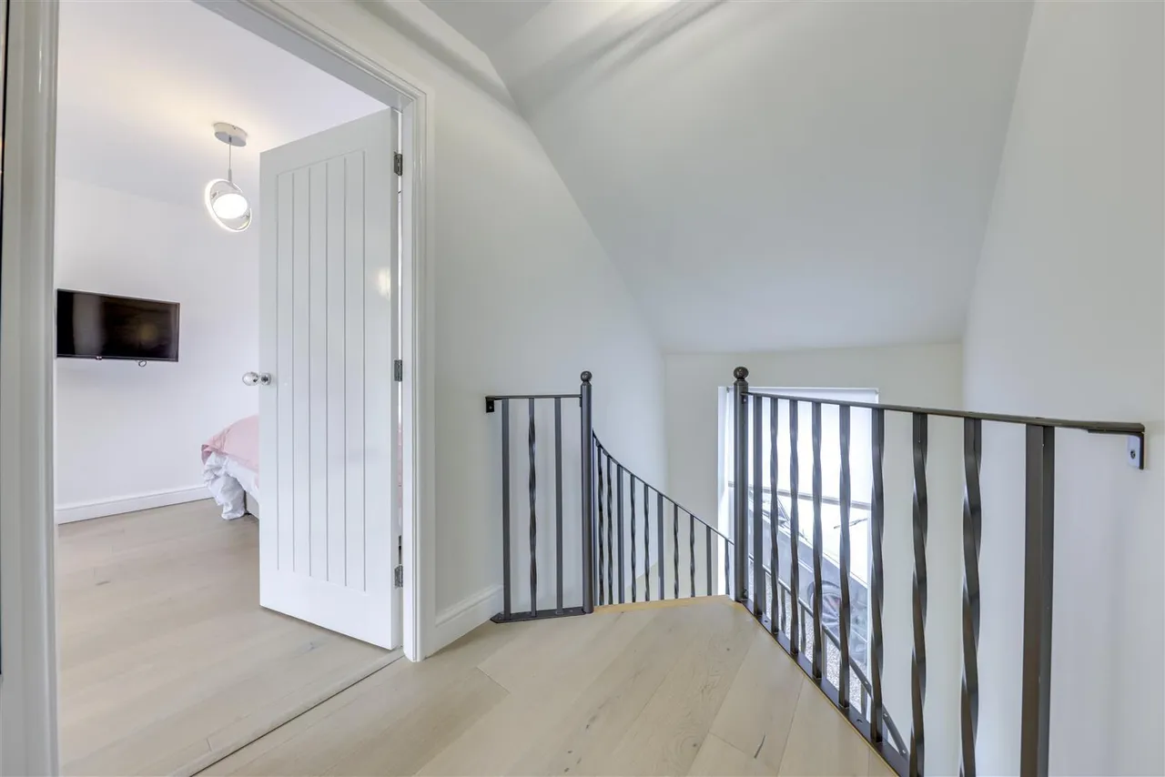 Bed Detached & 2 Bed Self-Contained Annexe, photo 39