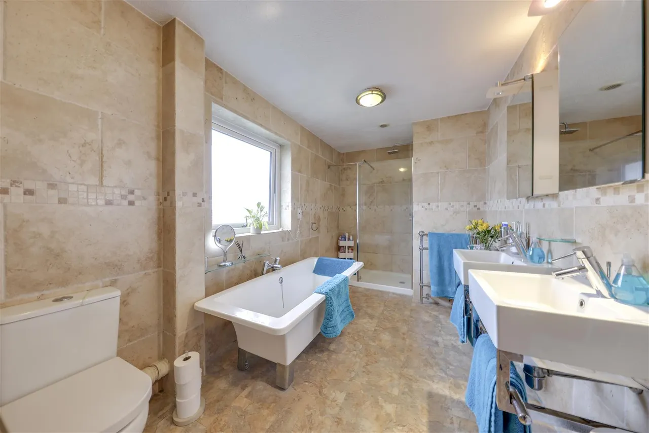 Bed Detached & 2 Bed Self-Contained Annexe, photo 23