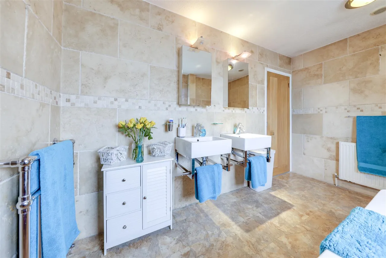 Bed Detached & 2 Bed Self-Contained Annexe, photo 24