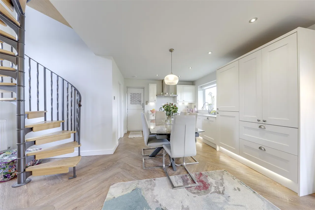 Bed Detached & 2 Bed Self-Contained Annexe, photo 35