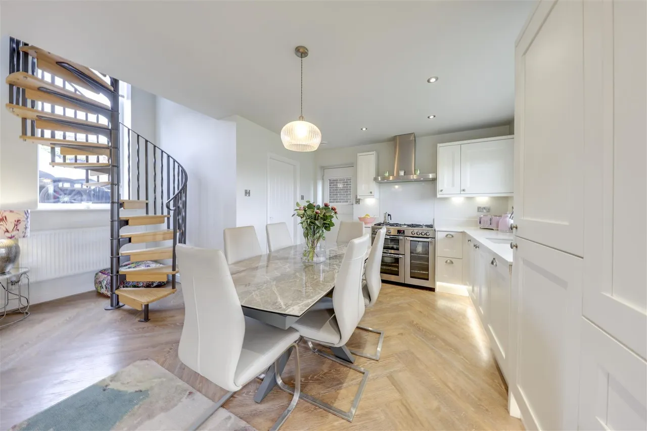 Bed Detached & 2 Bed Self-Contained Annexe, photo 3