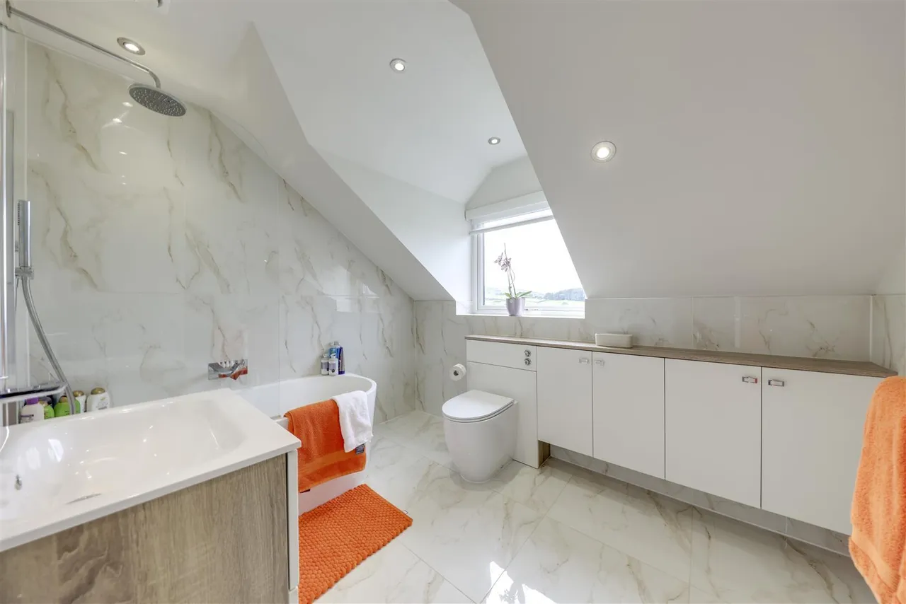 Bed Detached & 2 Bed Self-Contained Annexe, photo 44