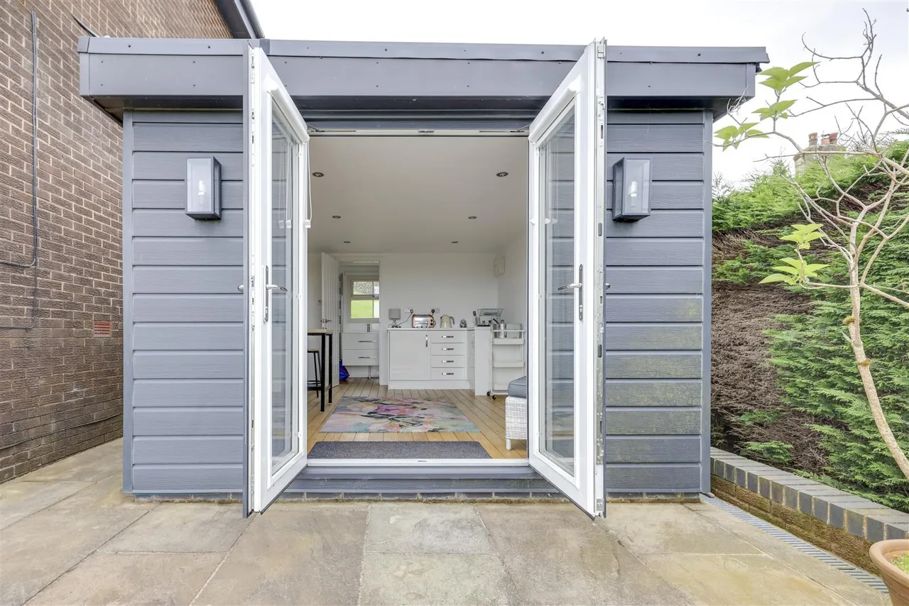 Bed Detached & 2 Bed Self-Contained Annexe, photo 46