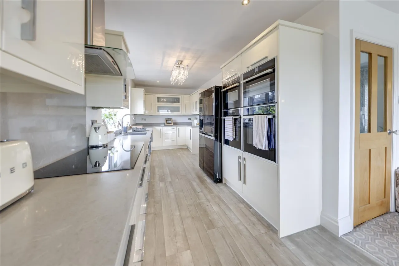 Bed Detached & 2 Bed Self-Contained Annexe, photo 19