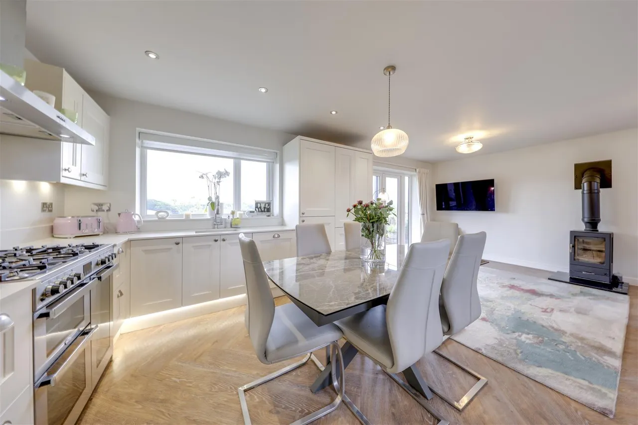 Bed Detached & 2 Bed Self-Contained Annexe, photo 34