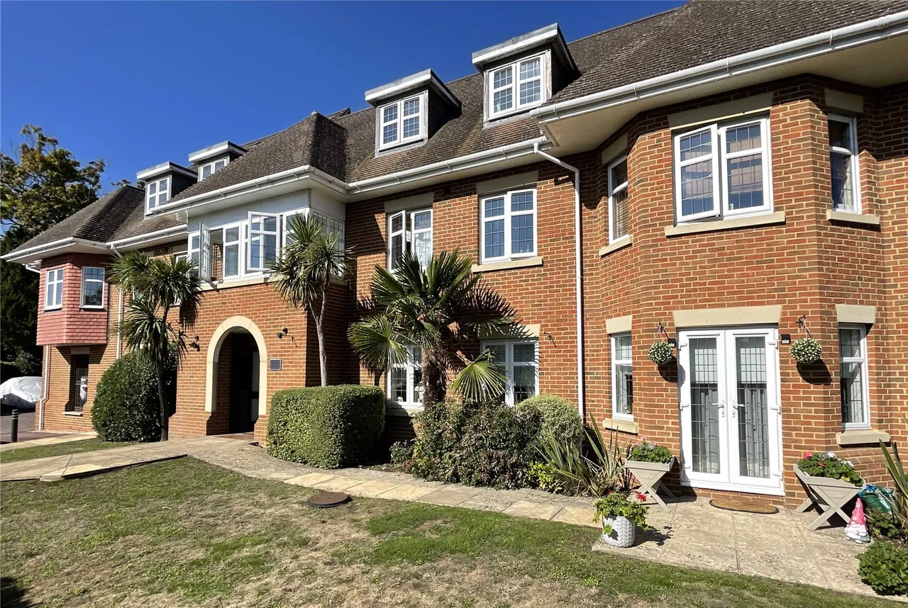 2 bed flat to rent — Jenkins Court, Chapel Lane, Bagshot, Surrey, GU19 5DD