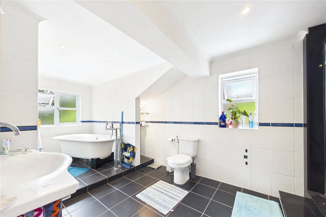 Hollybush Lane, West Heath, RG26, photo 11