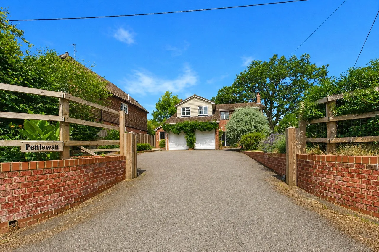 5 bed house to rent, Hollybush Lane, West Heath, RG26