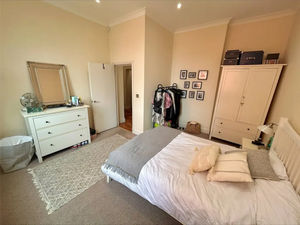 2 bed property to rent, Tweedy Road, Bromley