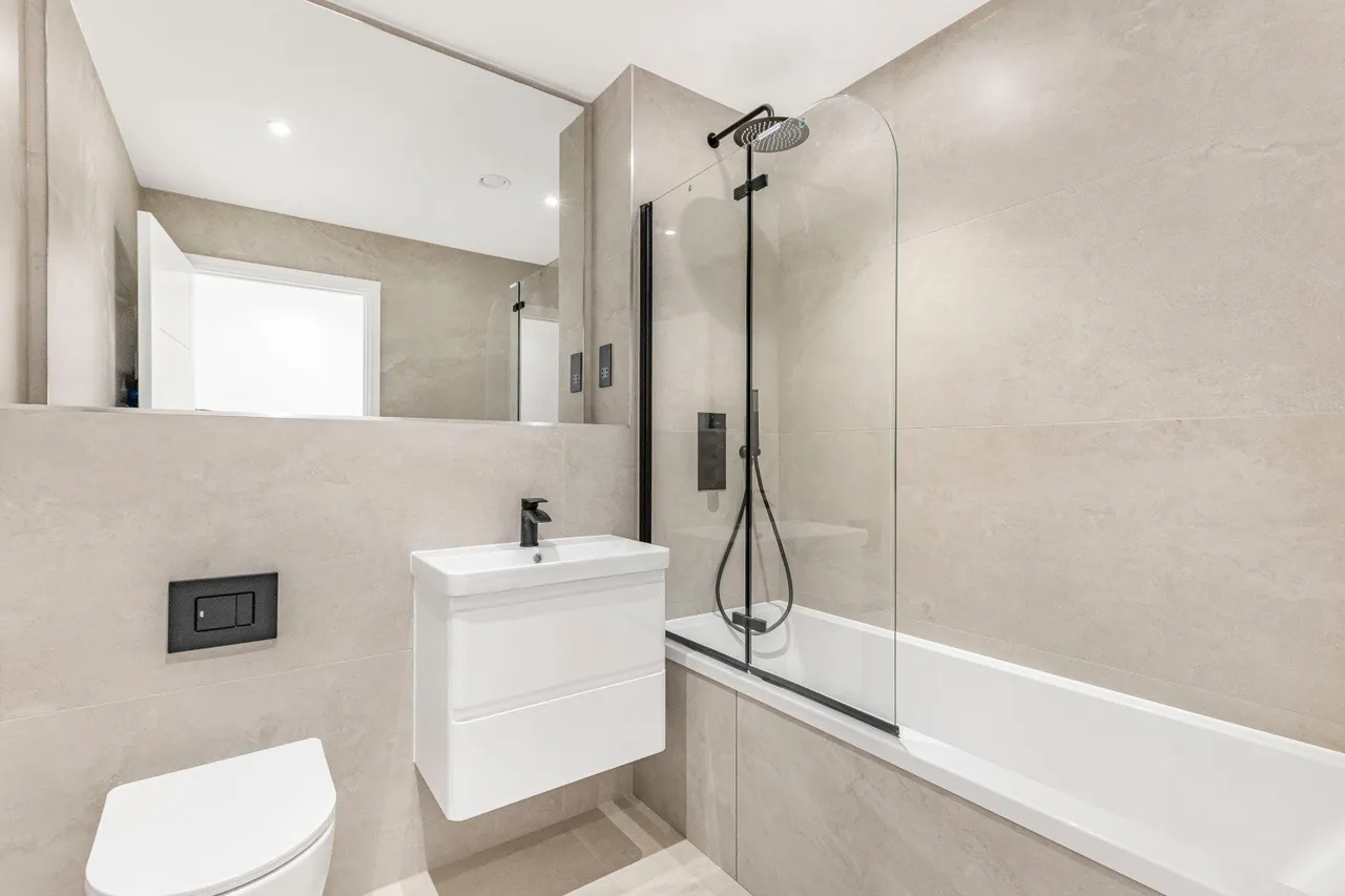 High Road, Leyton, E10, photo 10