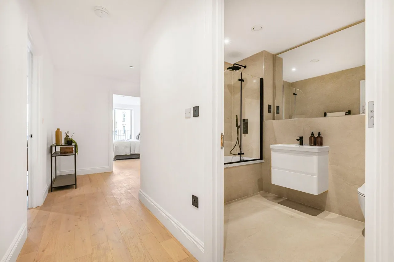 High Road, Leyton, E10, photo 14