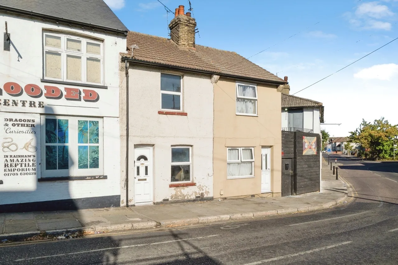 2 bed house for sale — Broadway, Rainham, RM13