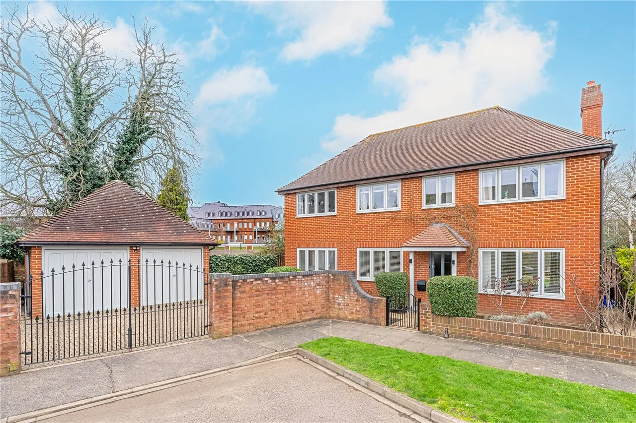 4 bed house for sale — Broomfield, Sunbury, TW16 6SW