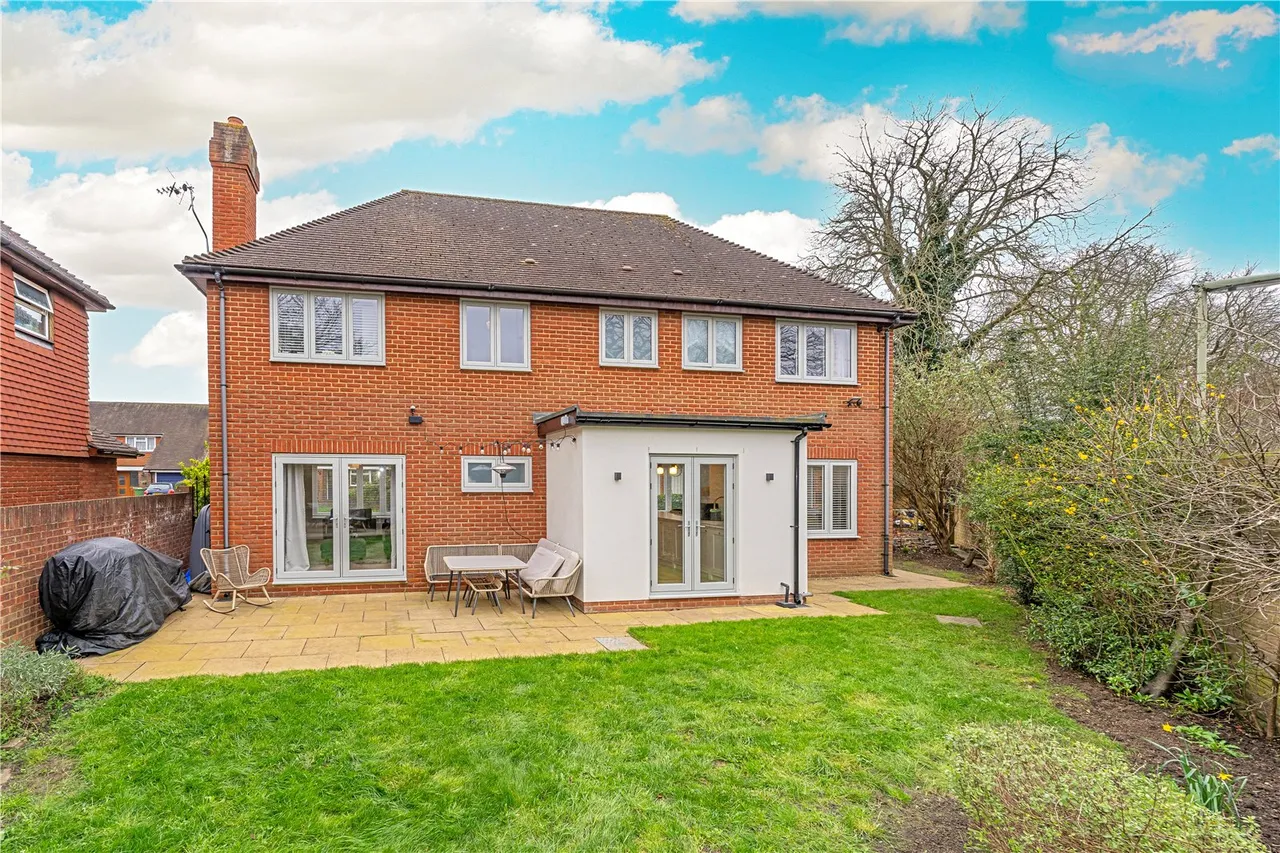 Broomfield, Sunbury, TW16 6SW, photo 13
