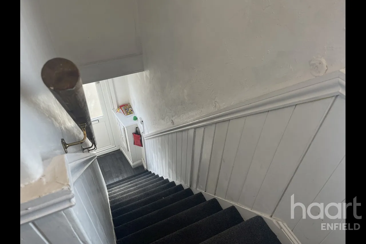 Stoneleigh Avenue, EN1, photo 4