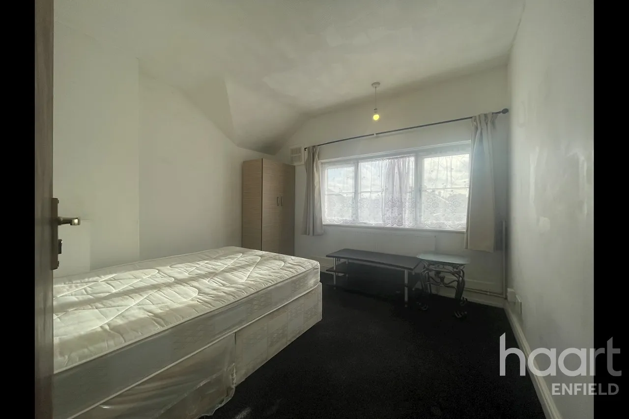 1 bed house to rent, Stoneleigh Avenue, EN1