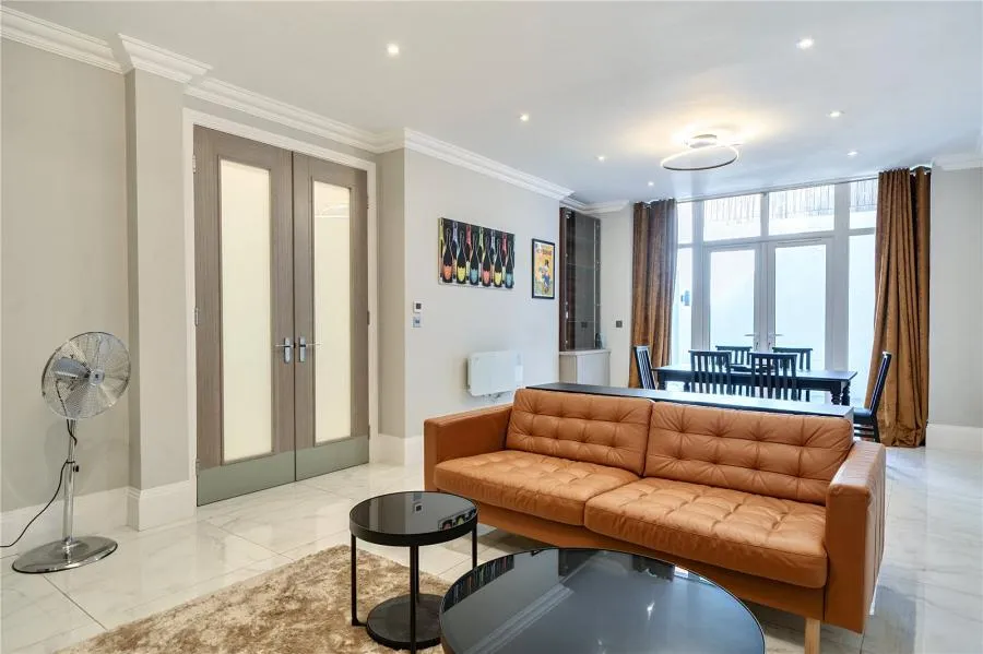Finchley Road, London, NW3, photo 2