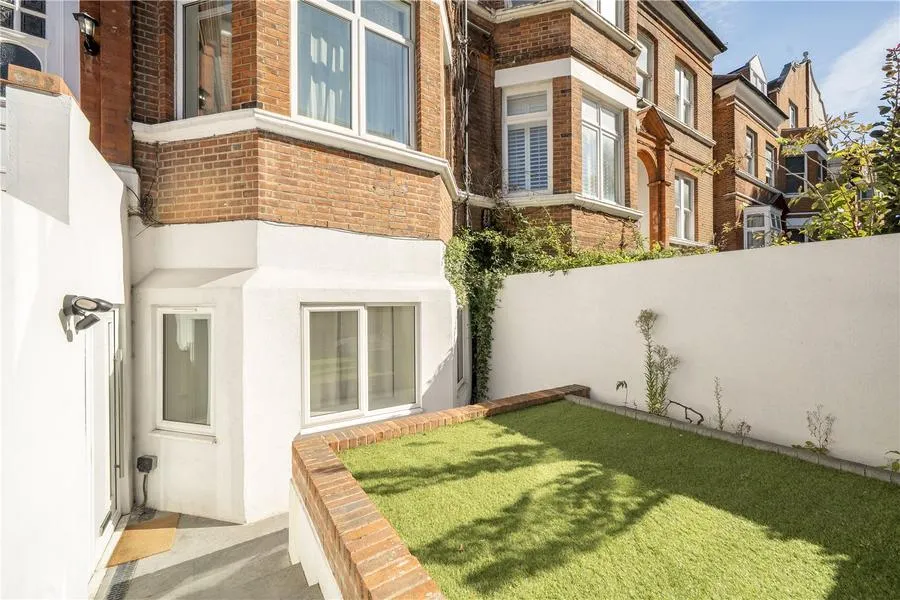 Finchley Road, London, NW3, photo 9