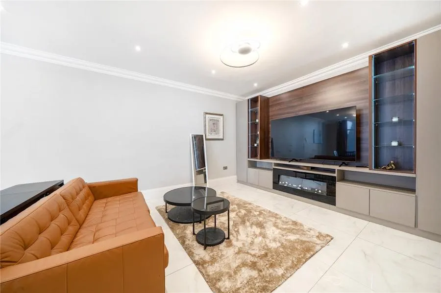3 bed flat for sale, Finchley Road, London, NW3
