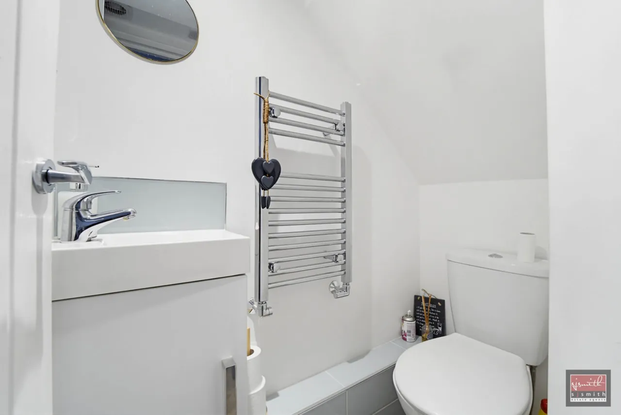 Aymer Drive, Staines-upon-Thames, TW18, photo 12
