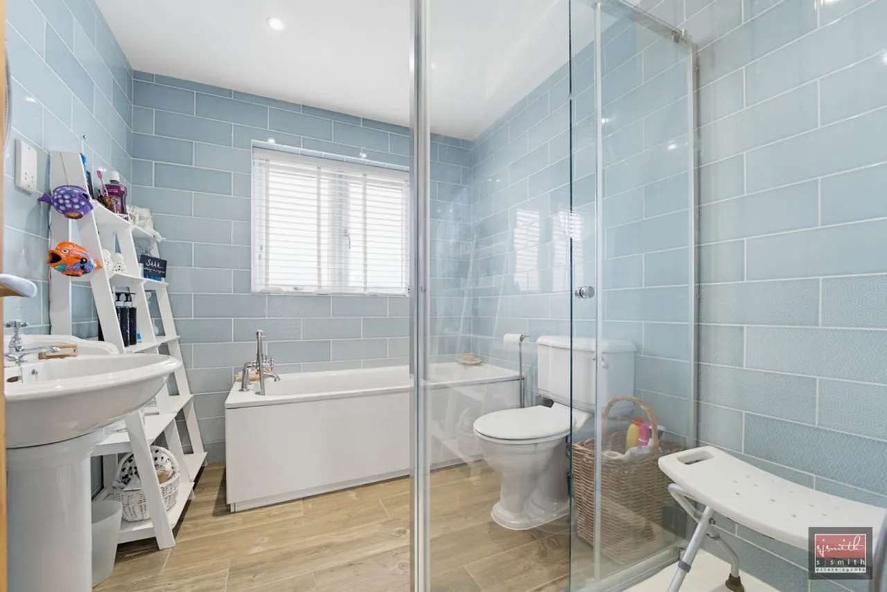 Aymer Drive, Staines-upon-Thames, TW18, photo 8