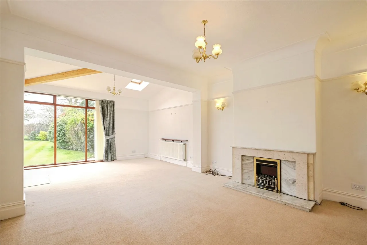 High Street, Hale Village, L24, photo 9