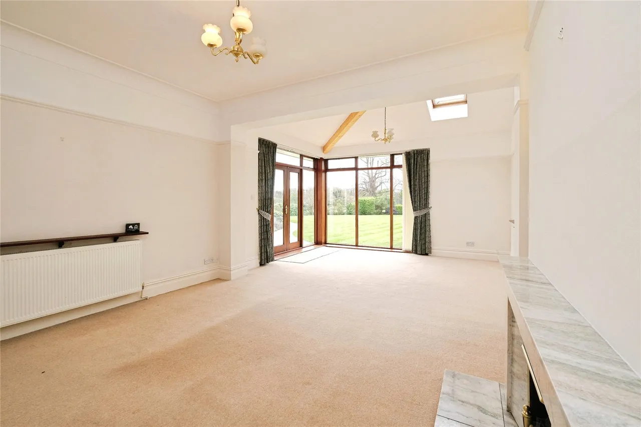 High Street, Hale Village, L24, photo 10