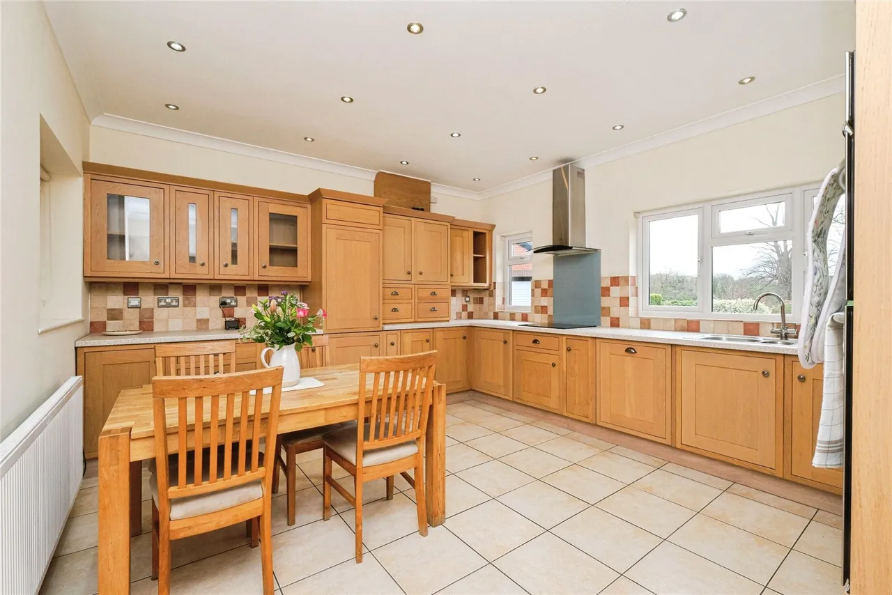 High Street, Hale Village, L24, photo 13