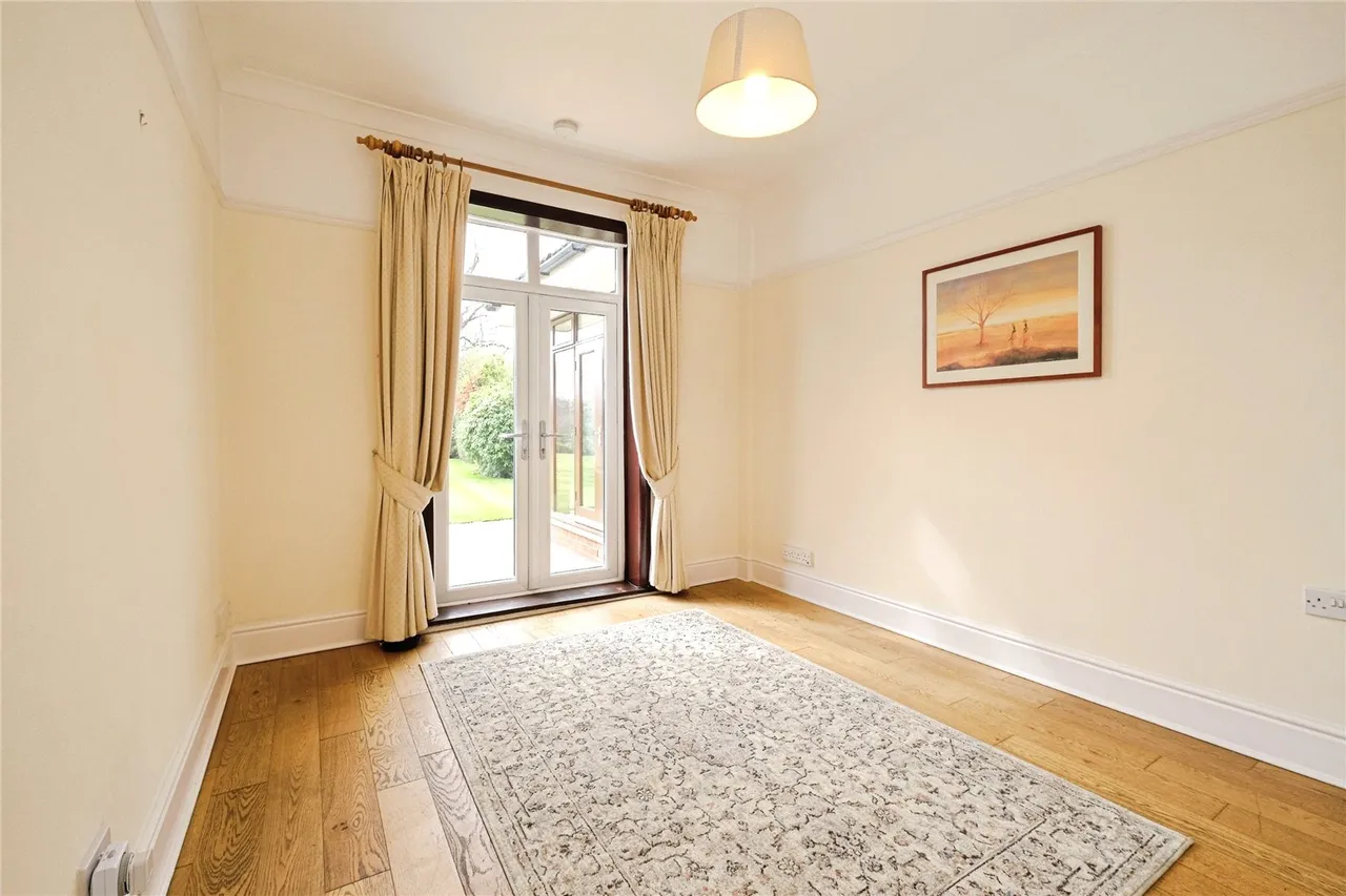 High Street, Hale Village, L24, photo 12