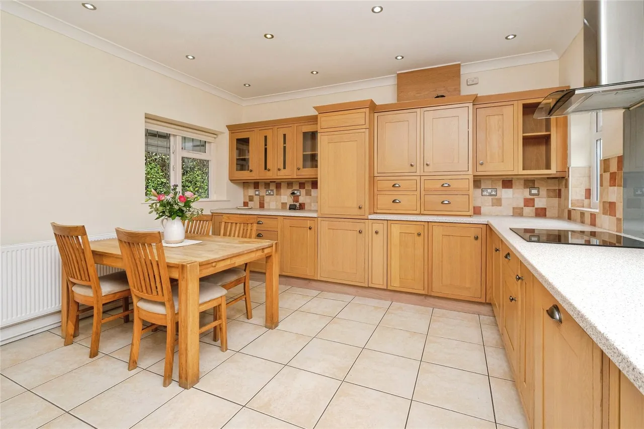 High Street, Hale Village, L24, photo 15