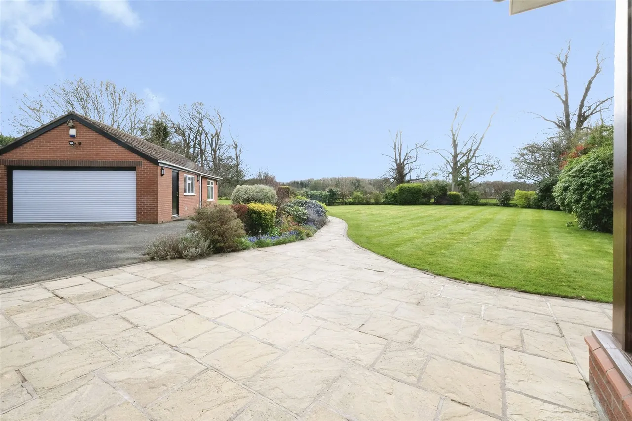 High Street, Hale Village, L24, photo 27