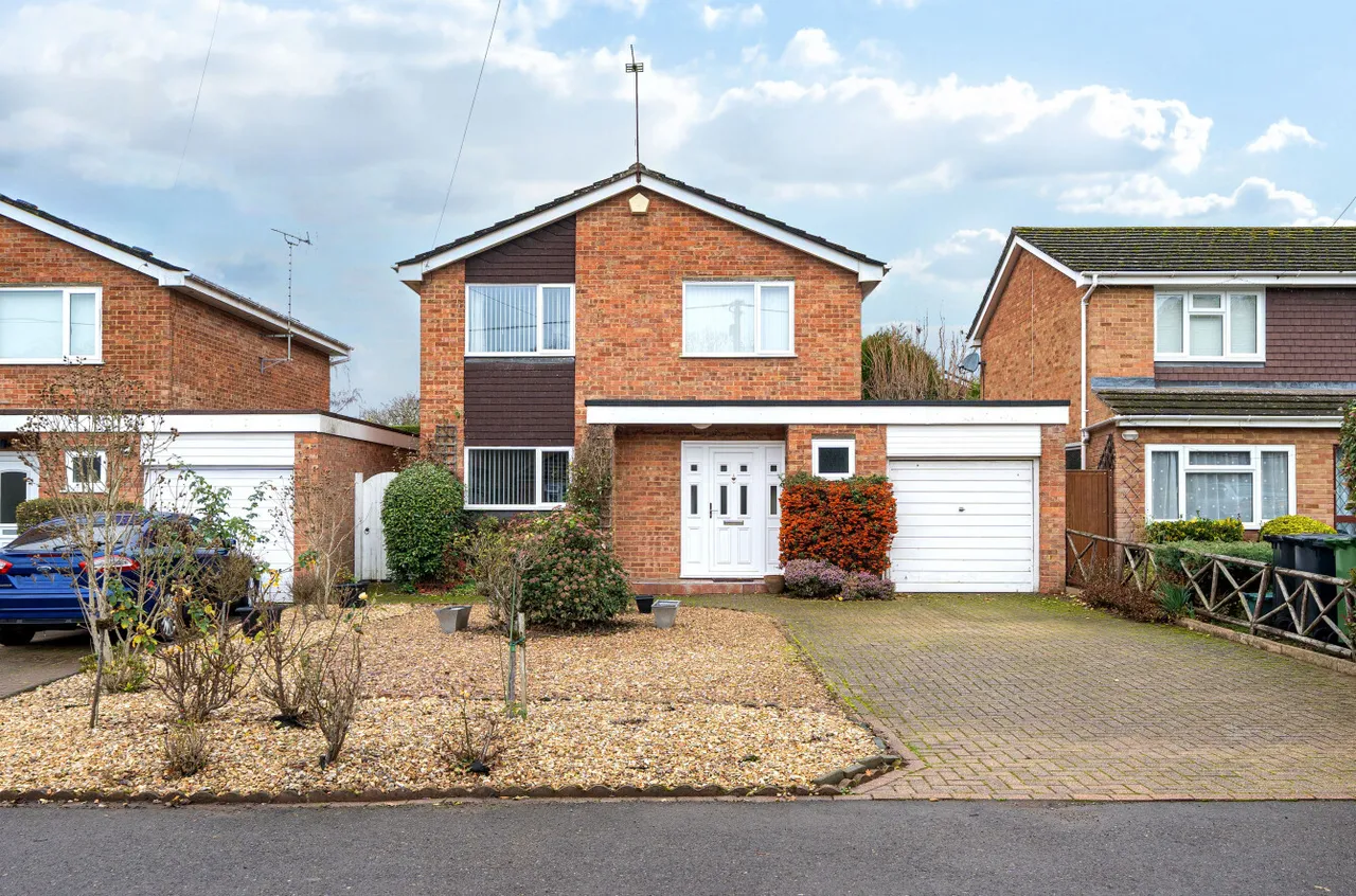 4 bed house for sale — Birch Lane, West End, Woking, Surrey, GU24 9QB