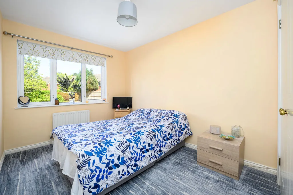 Parry Drive, Weybridge KT13 0UU, photo 5