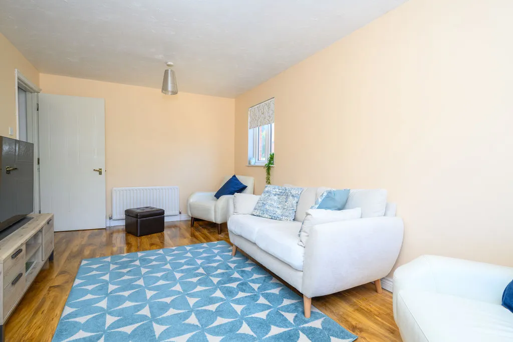 Parry Drive, Weybridge KT13 0UU, photo 4