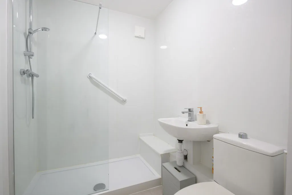 Parry Drive, Weybridge KT13 0UU, photo 7
