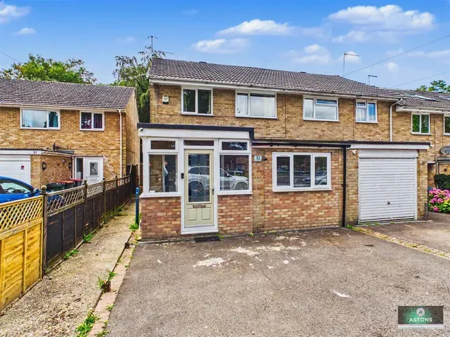 3 bed house for sale — Mannings Close, Pound Hill