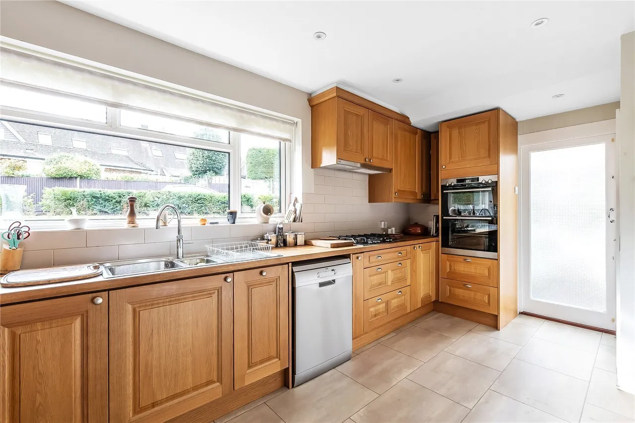 Huntersfield Close, Reigate, RH2, photo 2
